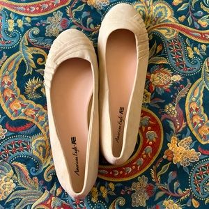 Beautiful, creamy tan, soft suede, rounded toe 11W shoes. Never worn.